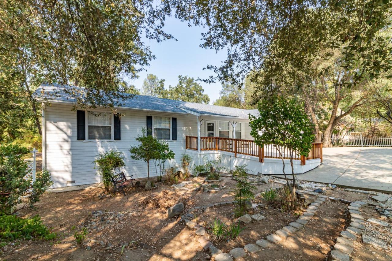 Pine Place Oakhurst Exterior photo